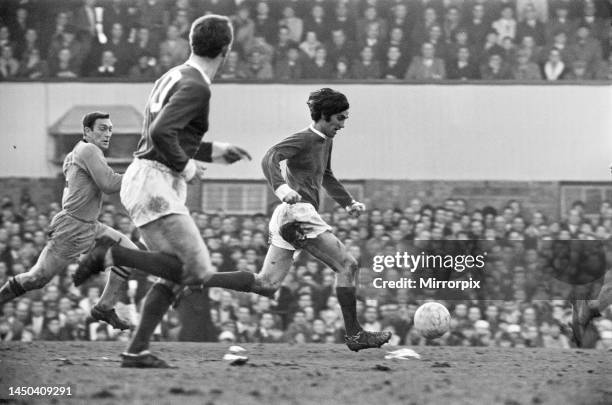 Cup Fifth Round match at Molineux. Wolverhampton Wanderers versus Manchester United. United footballer George Best in action. 5th March 1966.