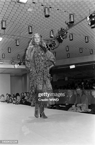Yves Saint Laurent Collection 1977 Photos and Premium High Res Pictures ...