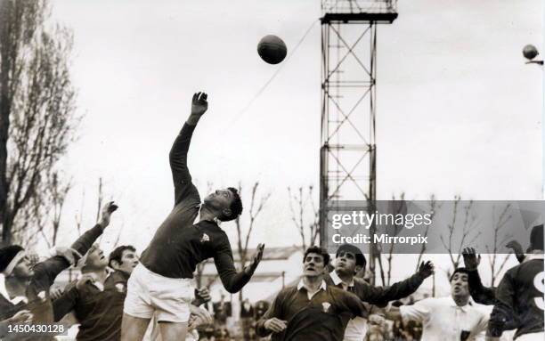 France versus Wales, Stade Colombes, Paris. Brian Price jumps in the lineout. France 20 Wales 14. April 1967.