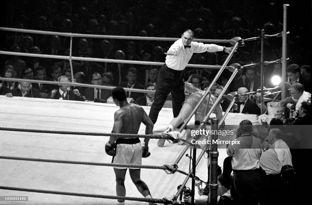 Cassius Rai Heavy weight championship of the World bout between Cassius Clay and ...