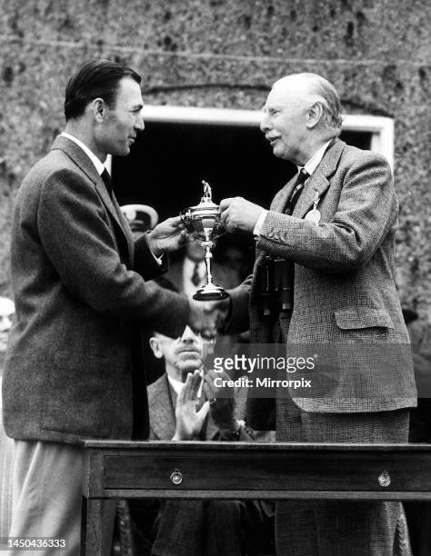 American Ben Hogan, the 1949 Ryder Cup winning captain. The trophy is presented to him by Lord Wardington.