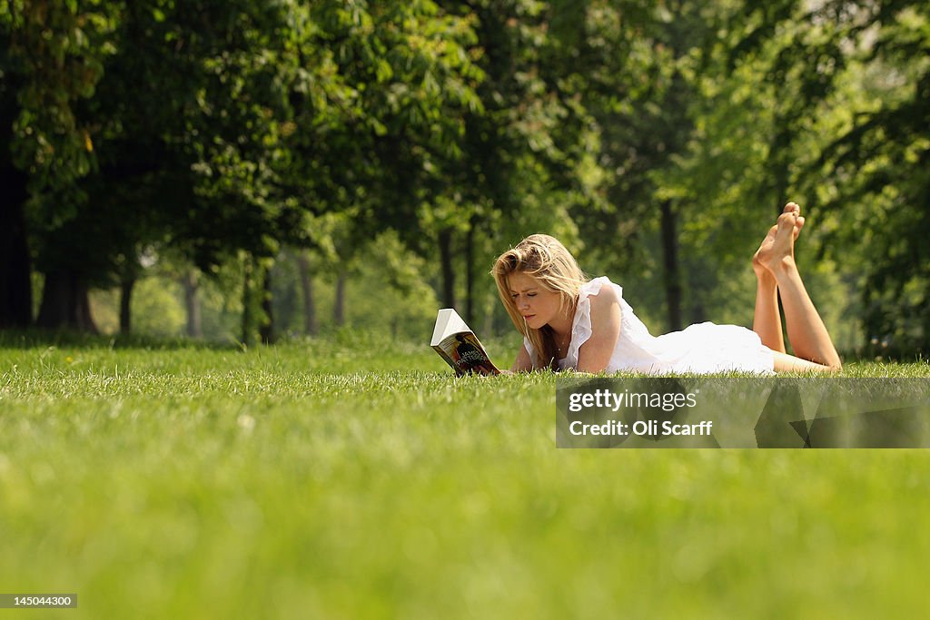 Warm Weather Hits The UK