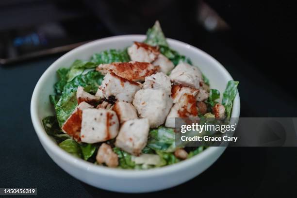 caesar salad with grilled chicken - bindsla stockfoto's en -beelden