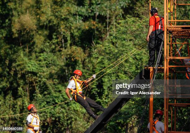 sauveteur pompier grimpant avec une corde - rope high rescue photos et images de collection