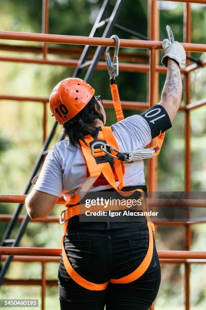 sauveteur grimpant sur un échafaudage - rope high rescue photos et images de collection