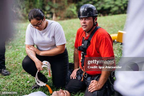 instructor rescuer in first aid class - first aid training stock pictures, royalty-free photos & images