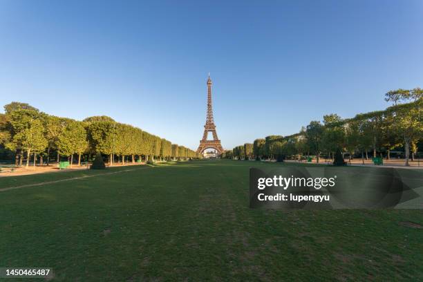 eiffel tower - champs de mars stockfoto's en -beelden