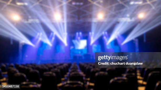 blurred lights at concert - concierto escenario fotografías e imágenes de stock