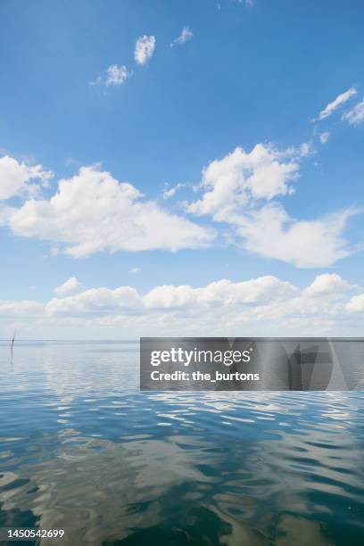 full frame shot of a large lake, blue sky and clouds are reflected in the water - sea ​​of ​​clouds stockfoto's en -beelden