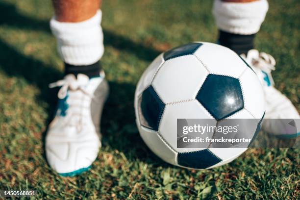 jugador de fútbol listo para el saque inicial - supporter foot fotografías e imágenes de stock