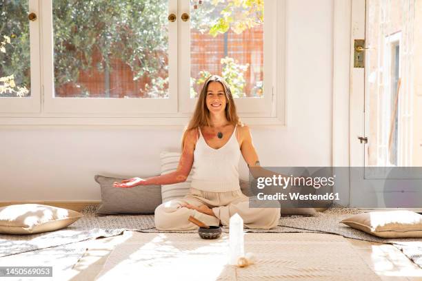 happy shamanic woman with rin gong and healing crystal in living room - rin gong 個照片及圖片檔