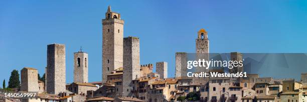 italy, tuscany, san gimignano, panoramic view of towers of medieval town - san gimignano stock-fotos und bilder