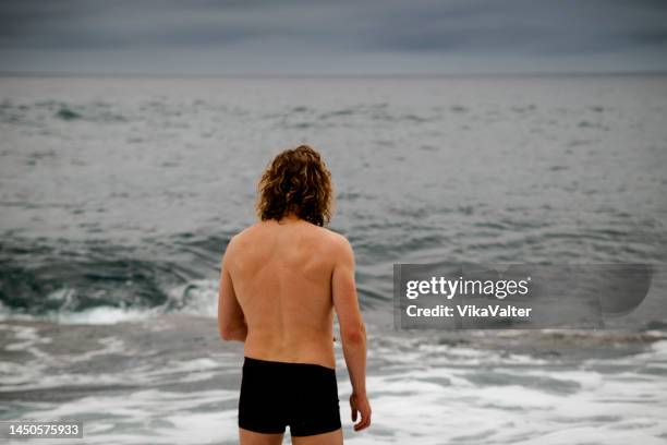 man at the atlantic ocean ready for a swim - bermuda beach imagens e fotografias de stock