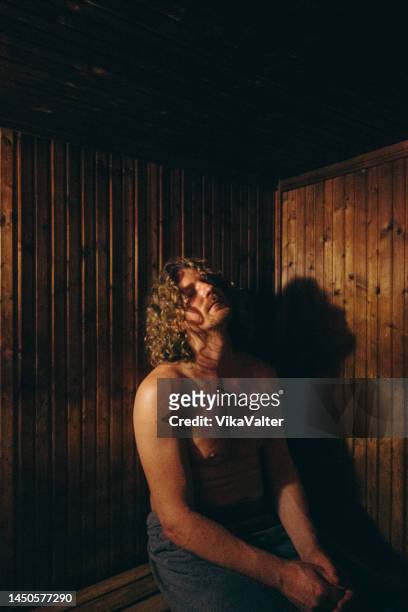 フィンランドのサウナで金髪の男 - sauna ストックフォトと画像