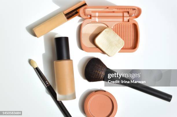 makeup products - schminkpalette kosmetikartikel stock-fotos und bilder