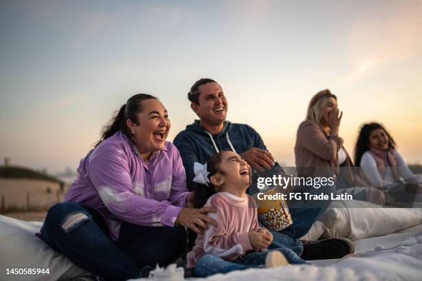 familia viendo una película en el cine al aire libre - festival del cinema fotografías e imágenes de stock