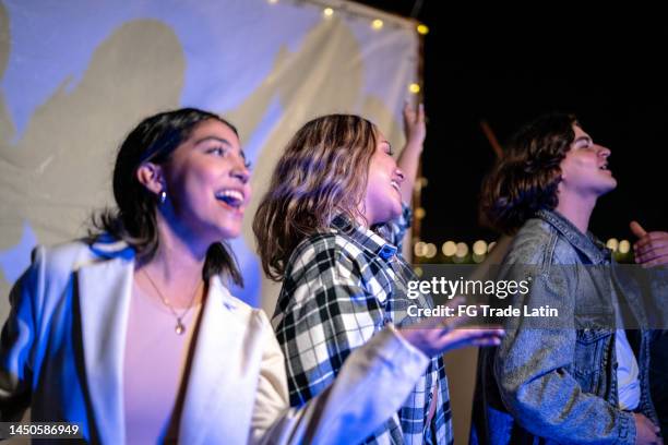 gruppe junger freunde tanzt auf einer strandparty - teenage girl club stock-fotos und bilder