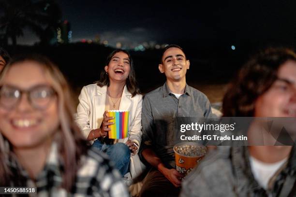 junges paar schaut sich einen film im freiluftkino an - comedy club stock-fotos und bilder