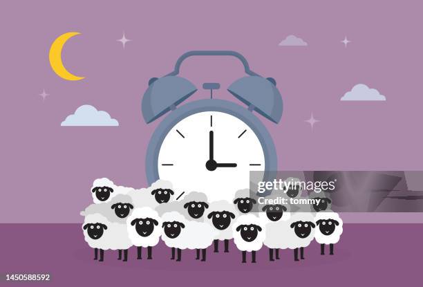 das schlaflosigkeitskonzept wird durch ein schaf und eine uhr dargestellt - sheep illustration stock-grafiken, -clipart, -cartoons und -symbole