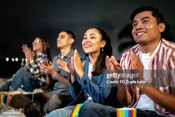 Freinds Clapping 427 Clap Cartoon Stock Photos, High-Res Pictures, and Images - Getty Images