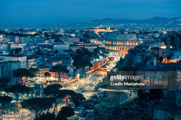 vista aérea del centro histórico de roma, con el coliseo y el foro romano por la noche - provincia de roma fotografías e imágenes de stock