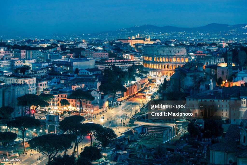 Vista aerea del centro storico di Roma, con Colosseo e Foro Romano di notte
