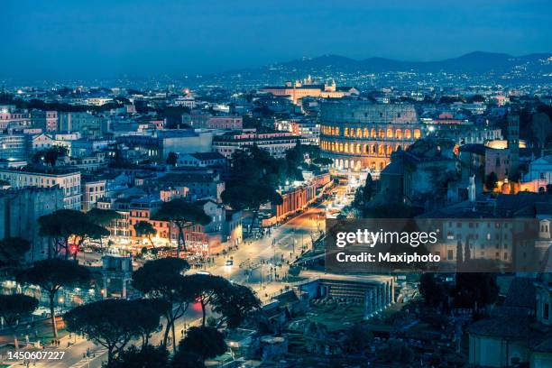 ローマの歴史的なダウンタウンの空撮、夜のコロッセオとフォロロマーノ - rome italy ストックフォトと画像