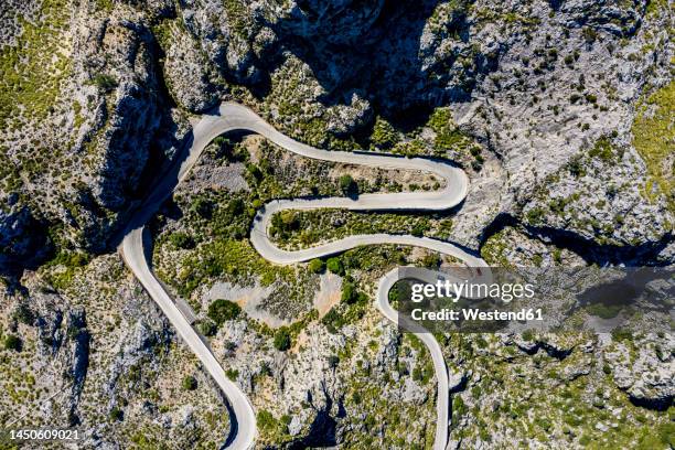 aerial view of serpentine road ma-2141 to sa calobra,serra de tramuntana, spain - aerial mountain pass imagens e fotografias de stock