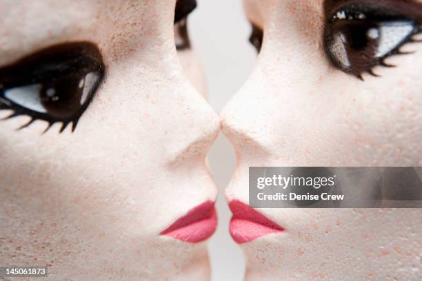 female mannequin heads kissing - photos of lesbians kissing stock pictures, royalty-free photos & images