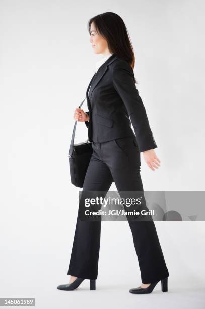 japanese businesswoman carrying briefcase - business woman side stockfoto's en -beelden