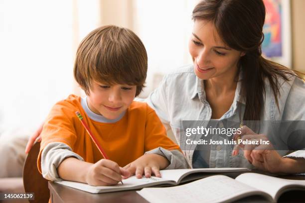 caucasian mother helping son with homework - faire ses devoirs photos et images de collection