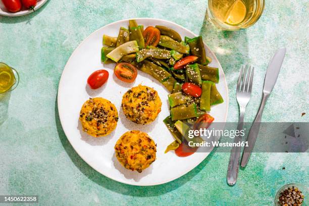plate of rice muffins with cherry tomato and green bean salad - muffin stockfoto's en -beelden