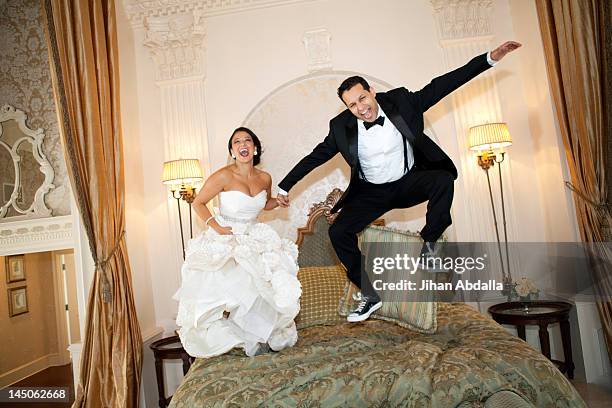 egyptian bride jumping on bed - hochgefühl stock-fotos und bilder