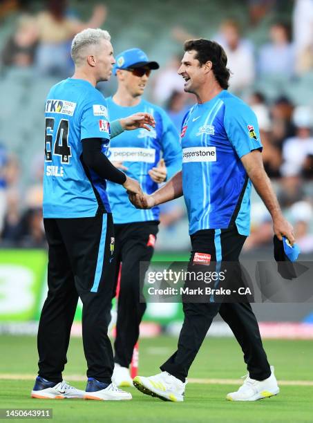 Colin De Grandhomme of the Strikers celebrates the wicket of Alex Hales of the Thunder with Peter Siddle of the Strikers during the Men's Big Bash...