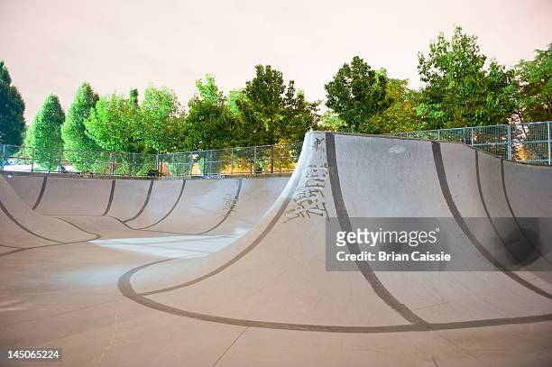 an empty skateboard park - halfpipe imagens e fotografias de stock