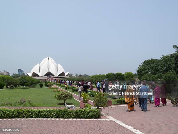 people in line at the lotus temple, new delhi, india - lotus temple new delhi stock pictures, royalty-free photos & images