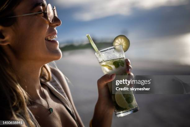 nahaufnahme von glücklichen frau genießen in ihrem getränk. - menschlicher mund stock-fotos und bilder