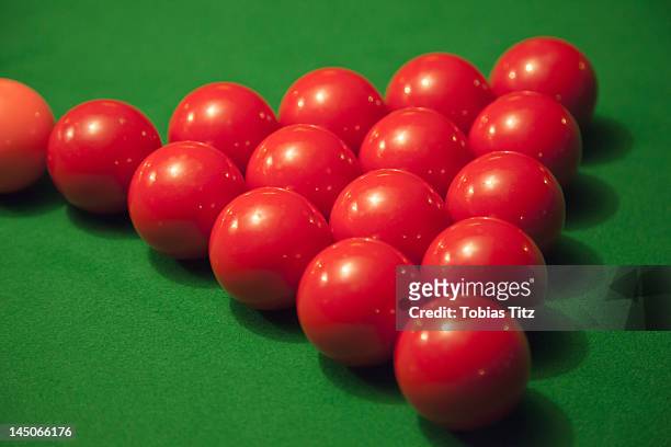 racked snooker balls on a pool table - snookerkugel stock-fotos und bilder