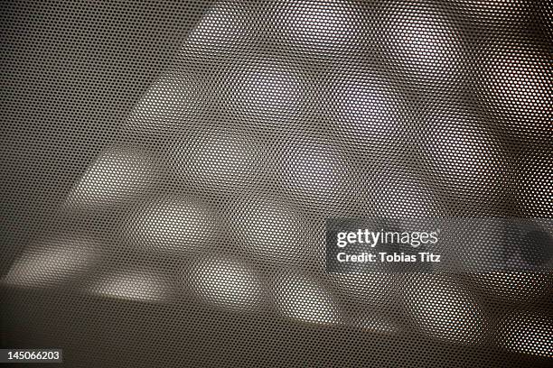 shadows of hexagons on mesh screen - malla alámbrica fotografías e imágenes de stock