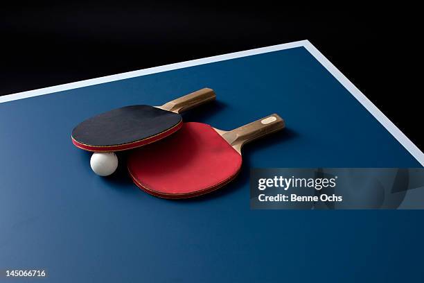 table tennis bats and a ball on a table - ping pong fotografías e imágenes de stock