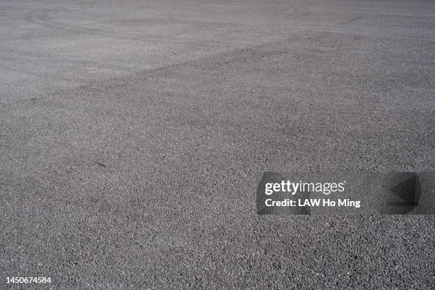 spacious and clean asphalt road - in bodenhöhe stock-fotos und bilder