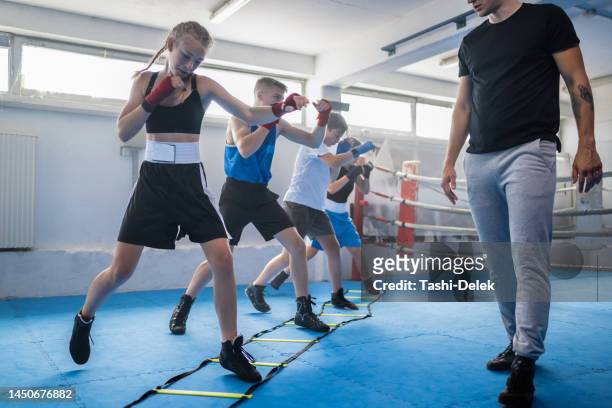group of kids training boxing - vechtkunst stockfoto's en -beelden