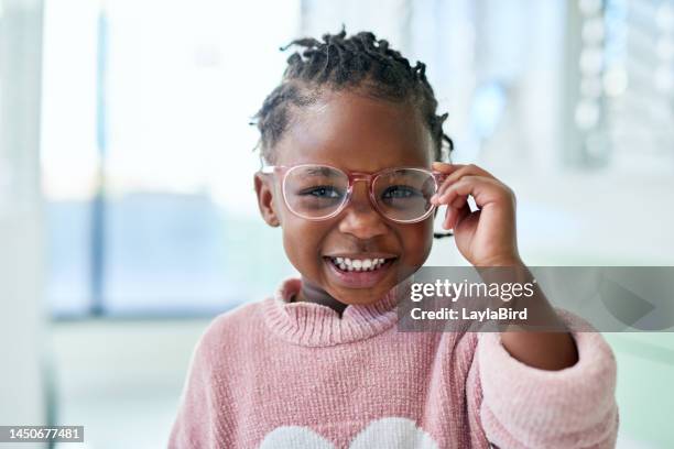 ragazza giovane, occhiali e visione con montatura e lente, shopping di occhiali con cura degli occhi e optometria con bambino in ritratto. salute degli occhi, prescrizione per gli occhi con bambino presso l'ufficio o il negozio di optometristi. - miopia foto e immagini stock