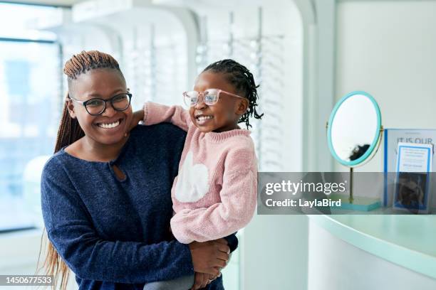 brille, mutter-kind-porträt, glücklich für augenpflege und augenwohl oder sehvermögen. schwarze frau, kind und glück oder lächeln für brille, sehkraft gesundheit und linsenrahmen in optikerpraxis - smile woman child stock-fotos und bilder