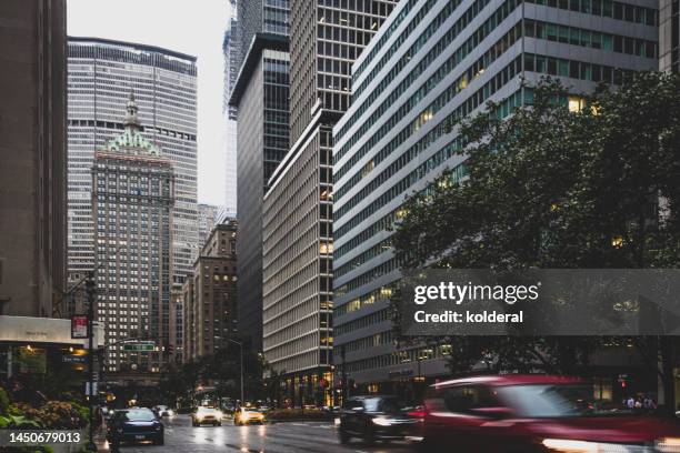 new york, midtown manhattan park avenue traffic during rainy evening - park ave stock pictures, royalty-free photos & images