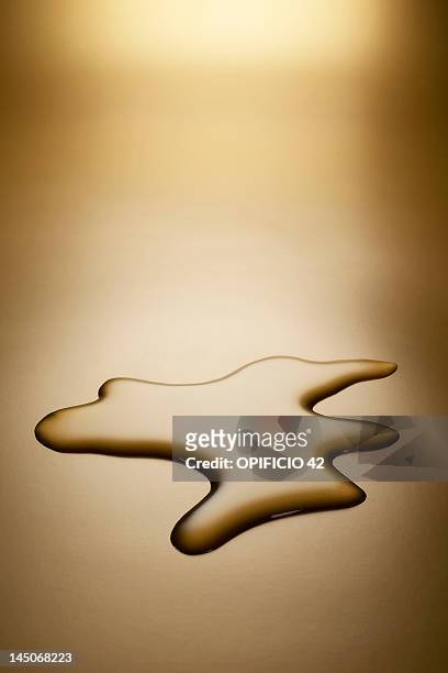 spilled water on countertop - puddle stock-fotos und bilder