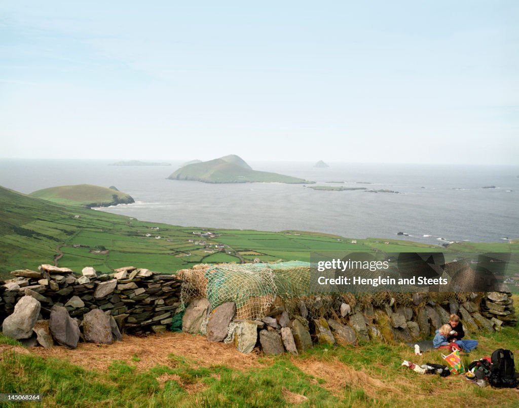 Mãe e filha picnicking em campo