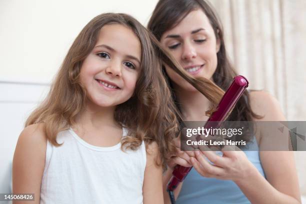 mutter-töchter haar eisstockschießen - lockenstab stock-fotos und bilder