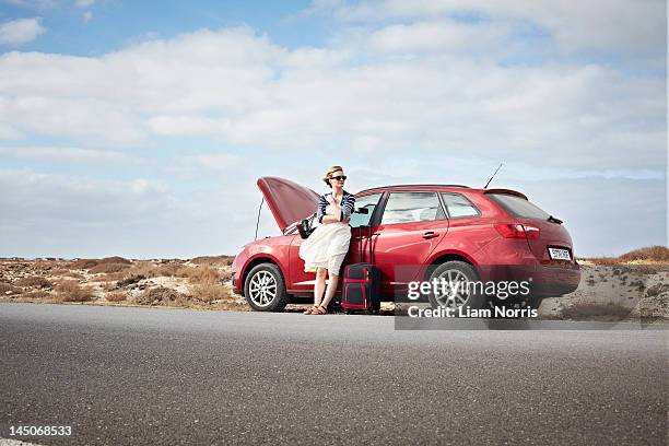 woman with broken down car on rural road - vehicle breakdown photos et images de collection
