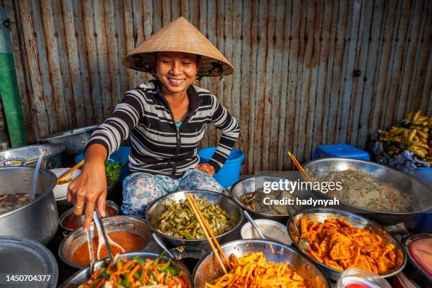 venditore di cibo vietnamita sul mercato locale - vietnamese ethnicity foto e immagini stock